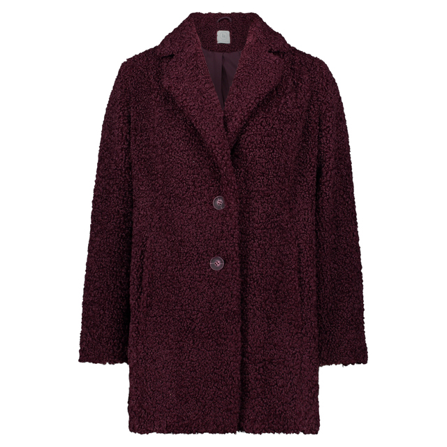 Bordeauxrote Betty & Co Plüschjacke mit Teddyfell-Optik, Reverskragen und Knopfverschluss, freigestellt auf weißem Hintergrund