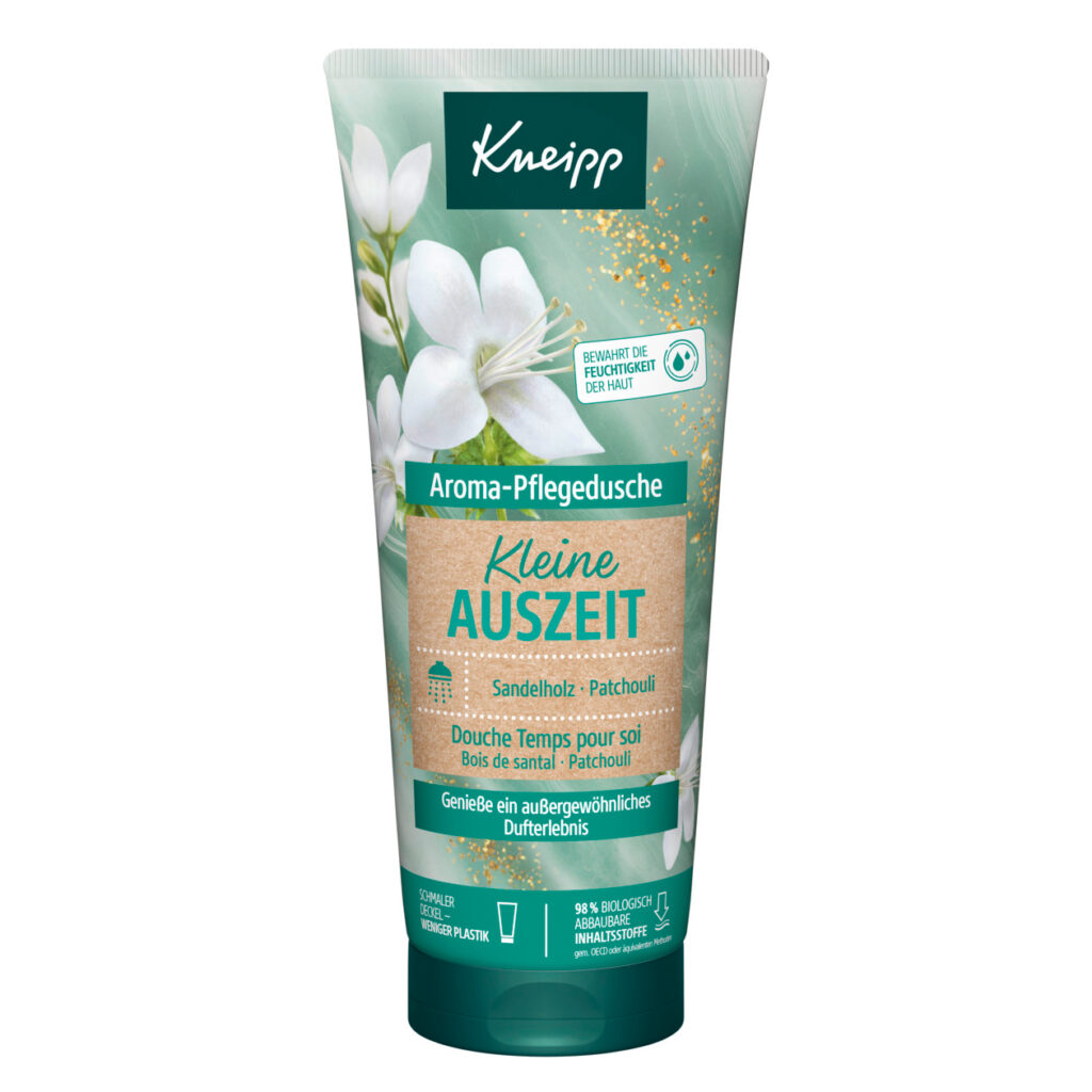 Kneipp Aroma-Pflegedusche „Kleine Auszeit” mit Sandelholz und Patchouli, 200-ml-Tube in Mintgrün mit weißen Blüten, freigestellt auf weißem Hintergrund
