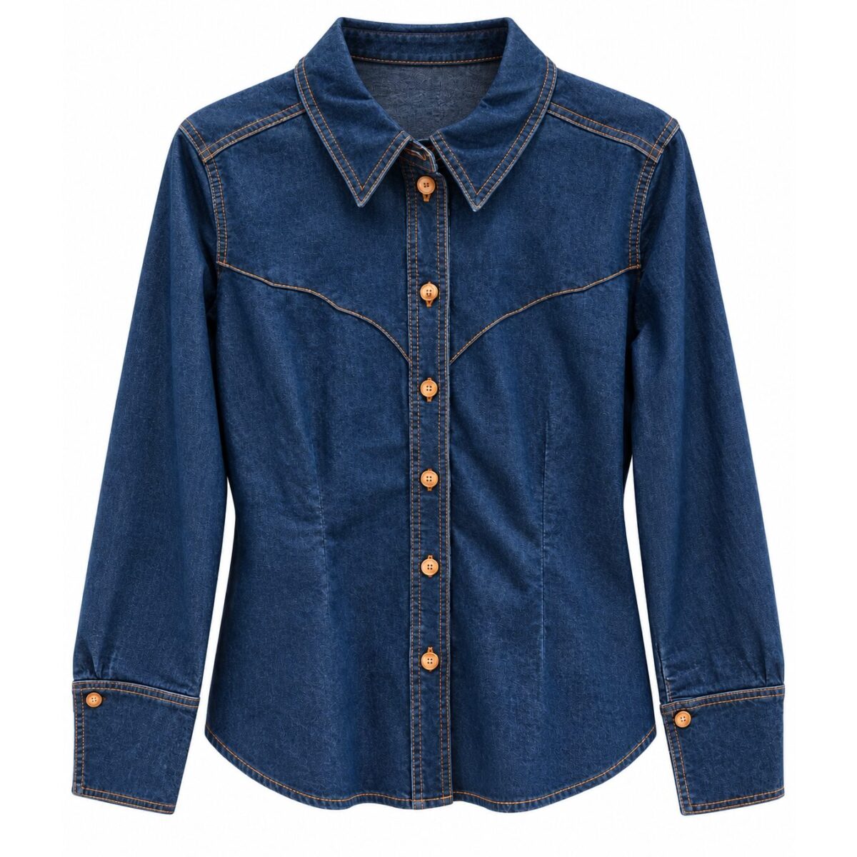 Dunkelblaue Jeansbluse für Damen im Western-Stil mit Kontrastnähten in Orange und Perlmuttknöpfen, freigestellt auf weißem Hintergrund