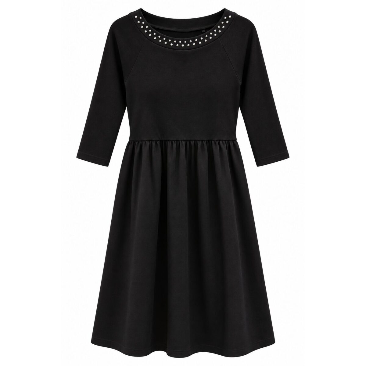 Schwarzes Damenkleid mit Nietenbesatz am Rundhalsausschnitt, 3/4-Arm und ausgestelltem Rock, freigestellt auf weißem Hintergrund