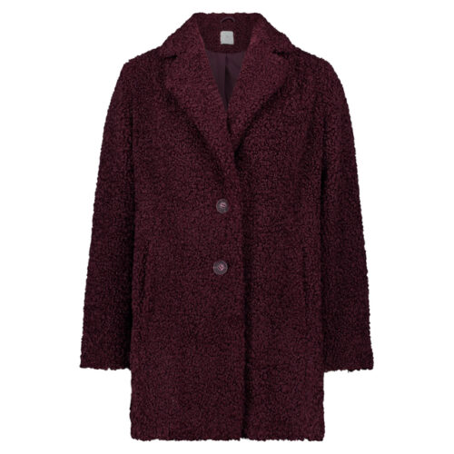 Bordeauxrote Betty & Co Plüschjacke mit Teddyfell-Optik, Reverskragen und Knopfverschluss, freigestellt auf weißem Hintergrund