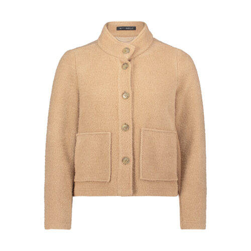 Betty Barclay Kuscheljacke in Camel mit Stehkragen, Knopfleiste und aufgesetzten Taschen, freigestellt auf weißem Hintergrund