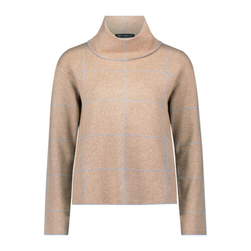 Betty Barclay Rolli in Camel mit hellblauem Fensterkaro und weitem Rollkragen, freigestellt auf weißem Hintergrund