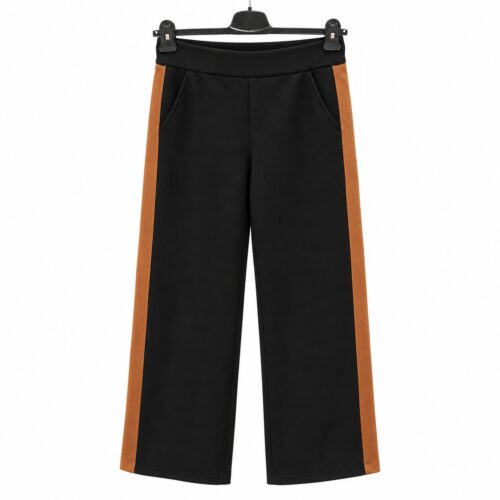 Schwarze Sporthose mit karamellfarbenen Seitenstreifen