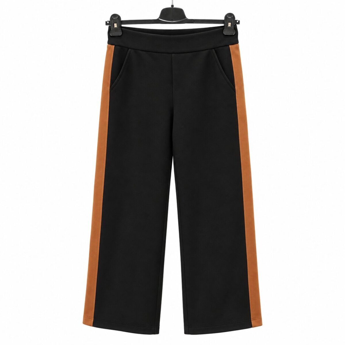 Schwarze Sporthose mit karamellfarbenen Seitenstreifen