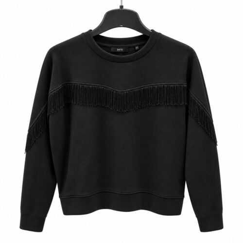 Schwarzer Fransenpullover am Kleiderbügel