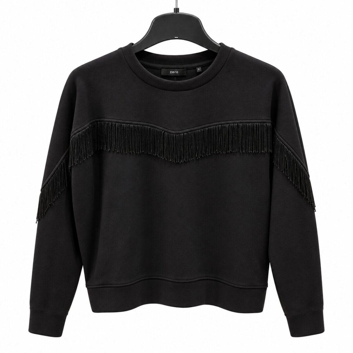 Schwarzer Fransenpullover am Kleiderbügel